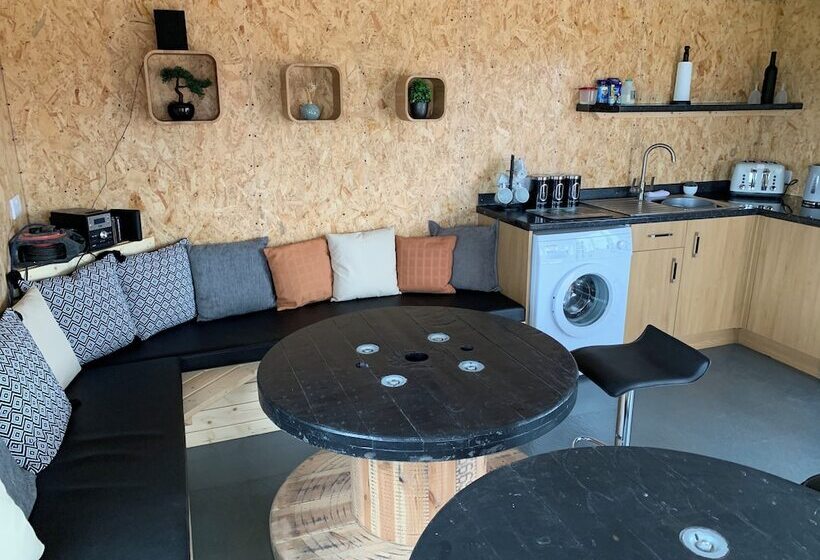 Acdc Glamping, Campervan , Caravan And Tent Resort