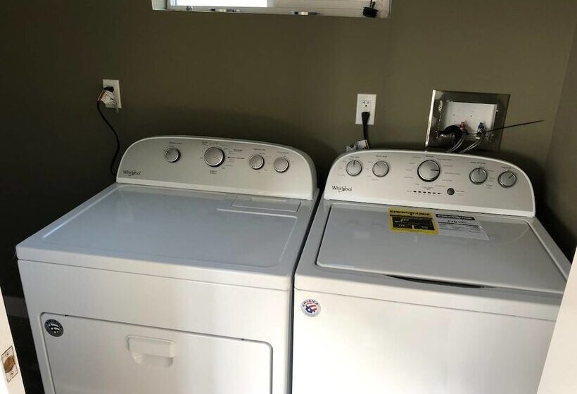 Brand New Luxury Spacious 3bdr Townhome Close To 3rd St