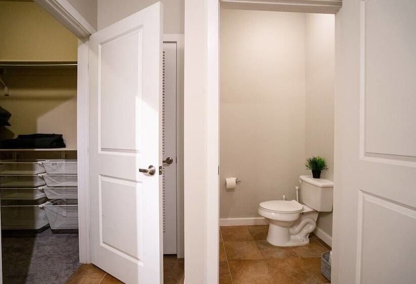 Elegance & Elevation: Mile High Condo In Highland