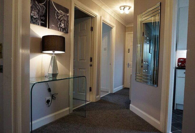 Large Apartment Gla Airport