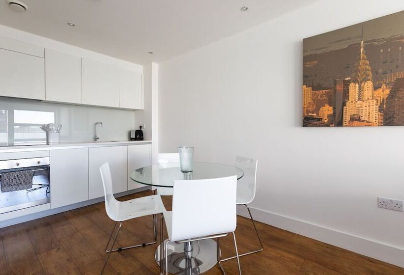 Luxury 2 Bed Flat Parking And Close To The Tube