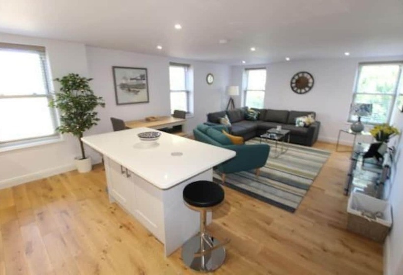 Middle Chine   2 Bedroom Holiday Home