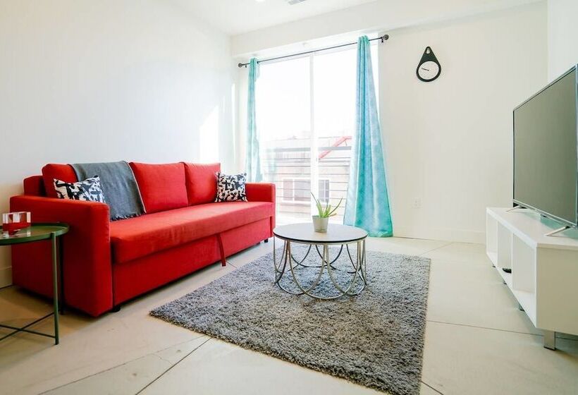 Minimalist & Alluring Condo, Walk To Mile High