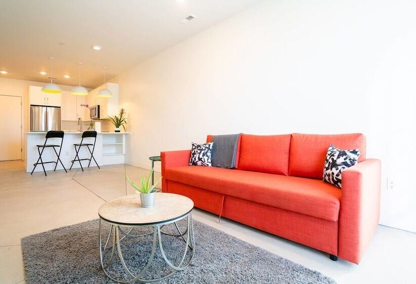 Minimalist & Alluring Condo, Walk To Mile High