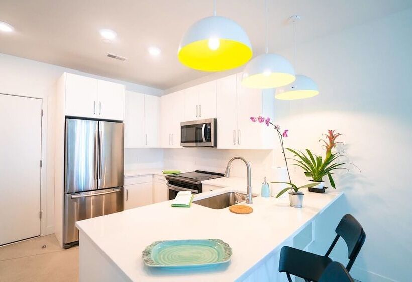 Minimalist & Alluring Condo, Walk To Mile High