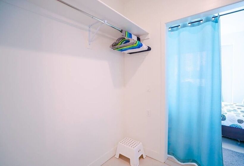 Minimalist & Alluring Condo, Walk To Mile High