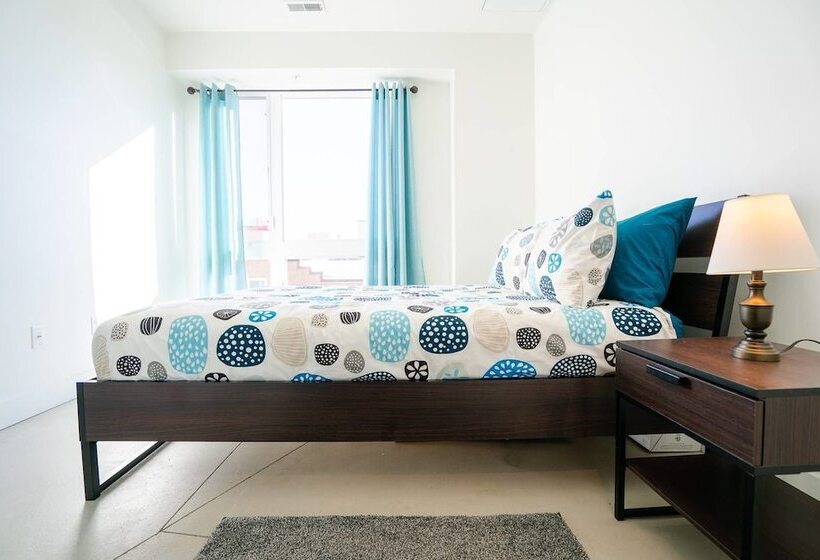 Minimalist & Alluring Condo, Walk To Mile High