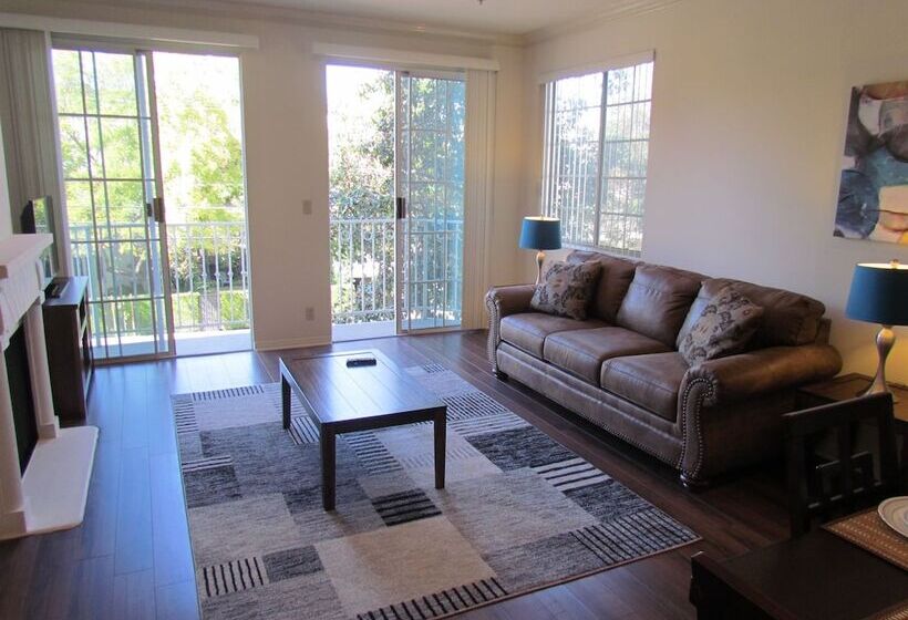 Next To Four Season Hotel, Luxury Apartment