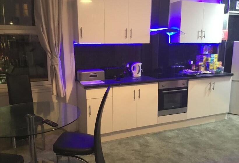 Paisley Central Luxury Rooms & Apartment