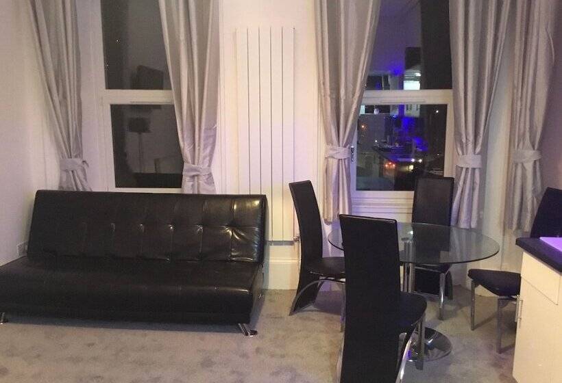 Paisley Central Luxury Rooms & Apartment