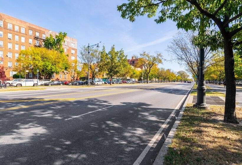 Пансион Furnished Eastern Parkway Guest House