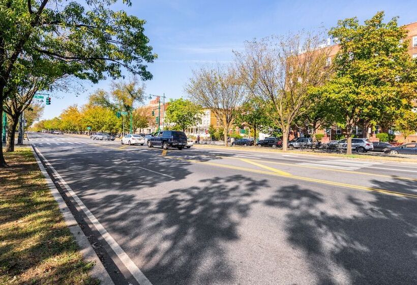 Пансион Furnished Eastern Parkway Guest House