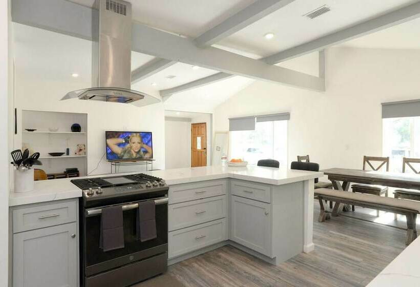 Spacious House On Melrose W Private Backyard Gym