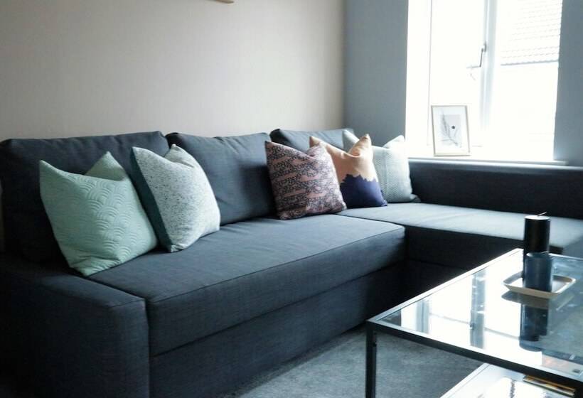 Spacious Townhouse   Netflix & Parking