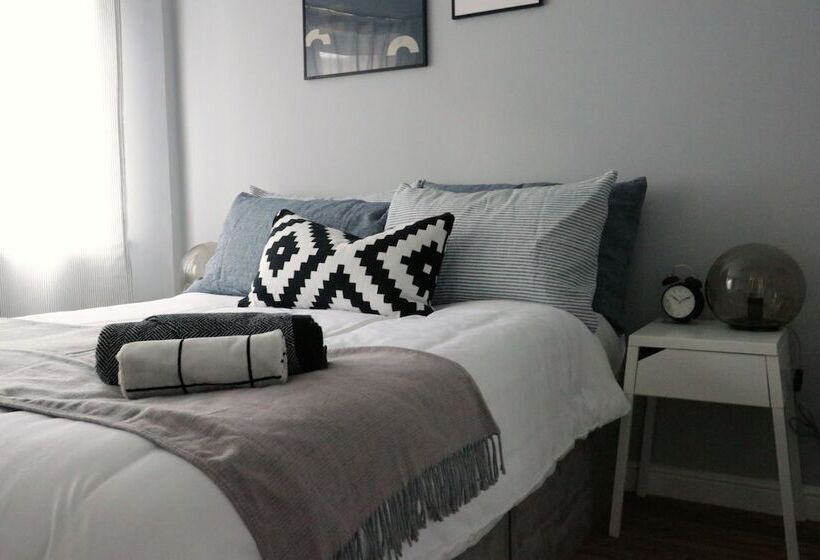 Spacious Townhouse   Netflix & Parking