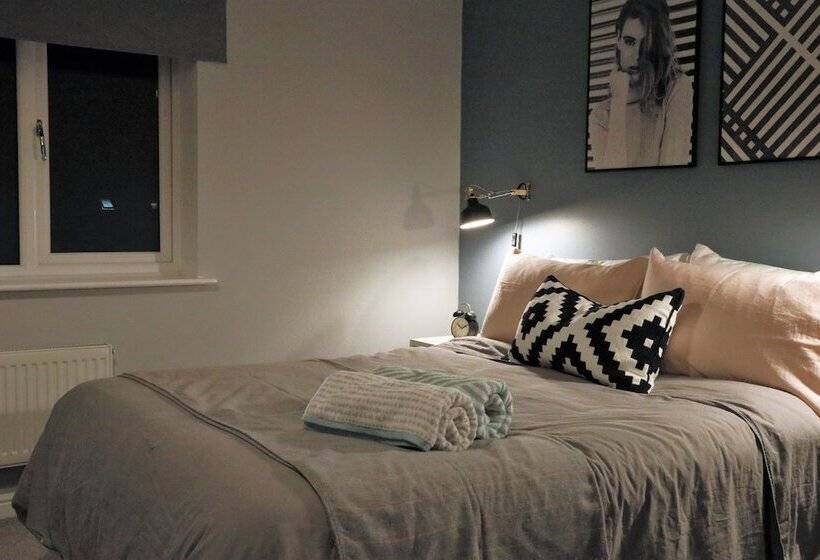 Spacious Townhouse   Netflix & Parking