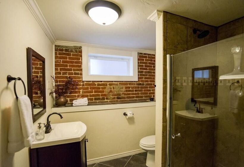 The City Park Cottage With Home Theater