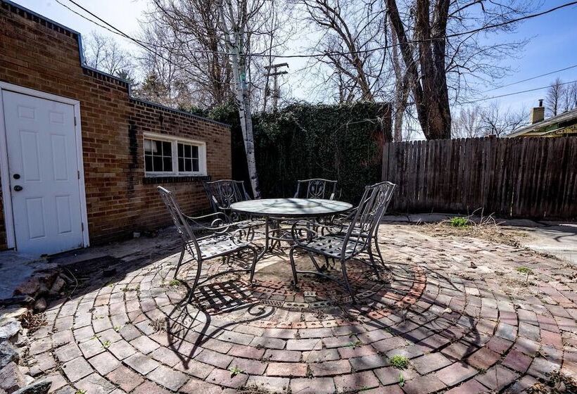 The City Park Cottage With Home Theater