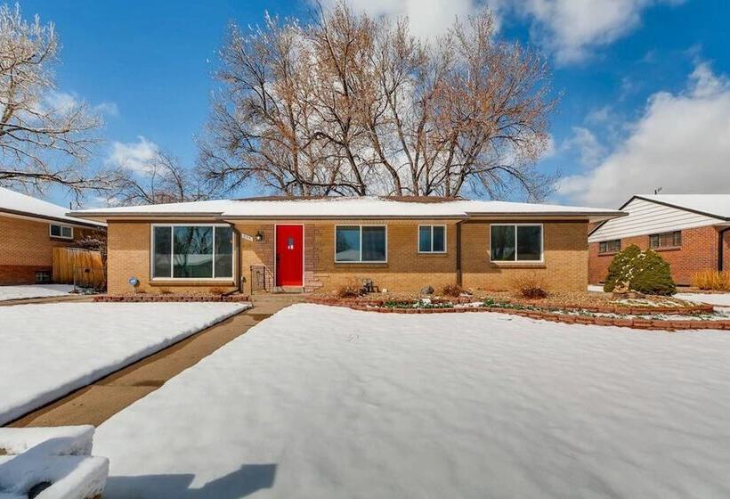 The Meadowlark Manor Spacious Backyard & Hot Tub
