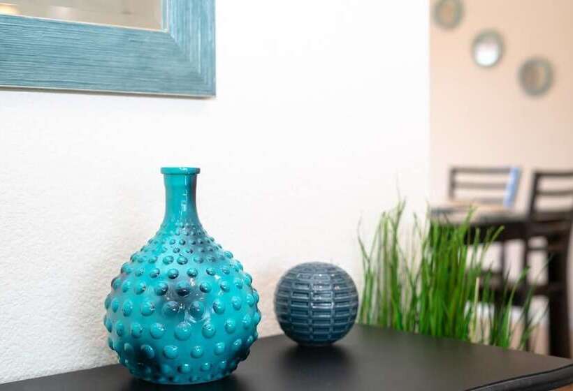 The Meadowlark Manor Spacious Backyard & Hot Tub