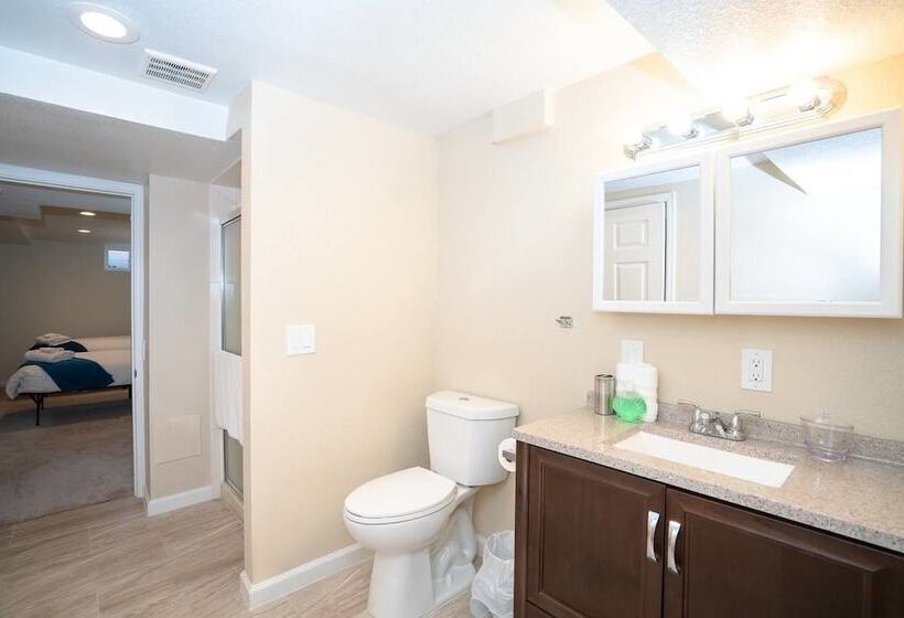 The Meadowlark Manor Spacious Backyard & Hot Tub