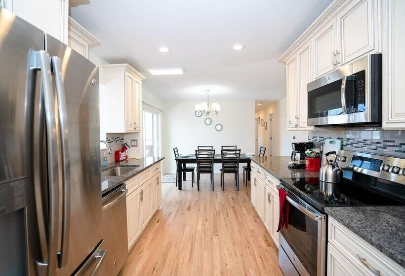 The Meadowlark Manor Spacious Backyard & Hot Tub