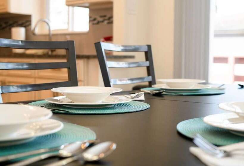 The Meadowlark Manor Spacious Backyard & Hot Tub