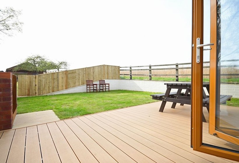 Bright, Tranquil Cottage