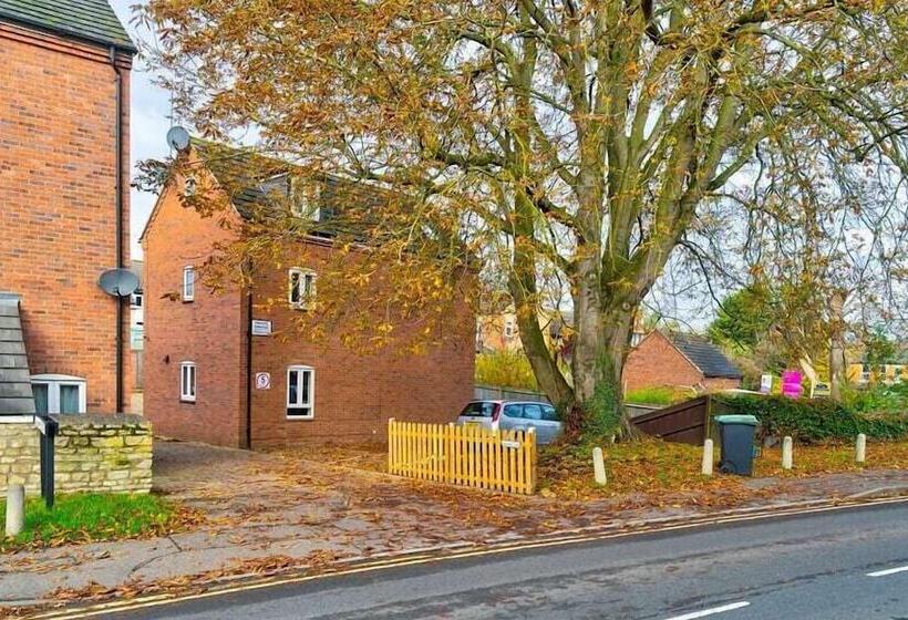 Chestnut Court 2 Bed Apartment Free Parking Wiifi Smart Tv