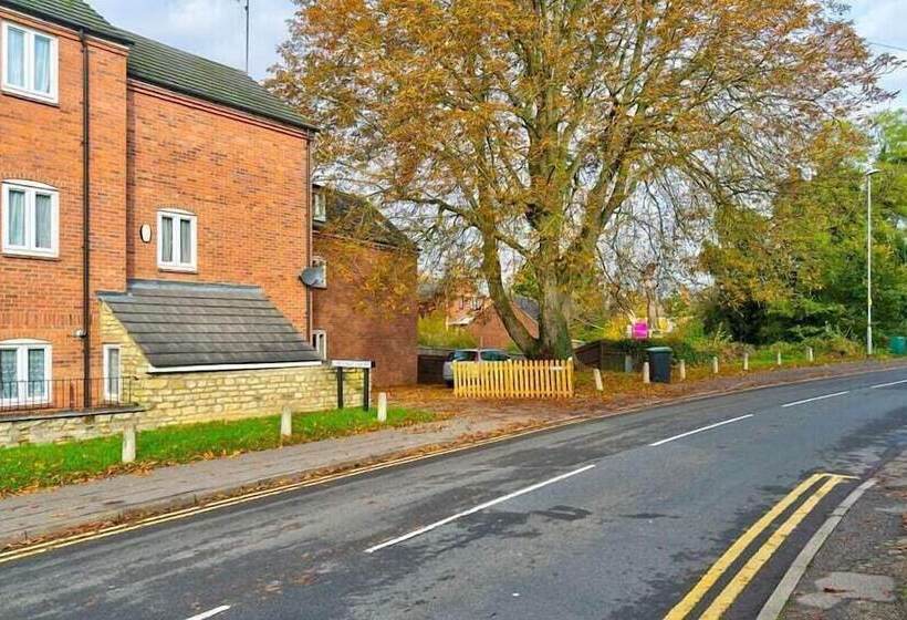 Chestnut Court 2 Bed Apartment Free Parking Wiifi Smart Tv