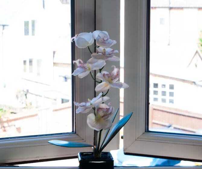 Chestnut Court 2 Bed Apartment Free Parking Wiifi Smart Tv