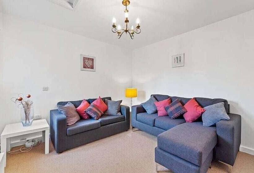 Chestnut Court 2 Bed Apartment Free Parking Wiifi Smart Tv