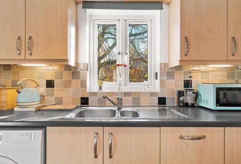 Chestnut Court 2 Bed Apartment Free Parking Wiifi Smart Tv