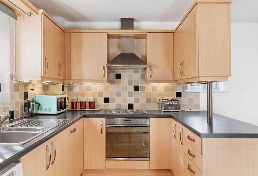 Chestnut Court 2 Bed Apartment Free Parking Wiifi Smart Tv