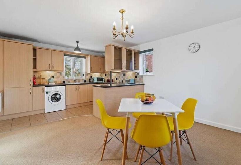 Chestnut Court 2 Bed Apartment Free Parking Wiifi Smart Tv