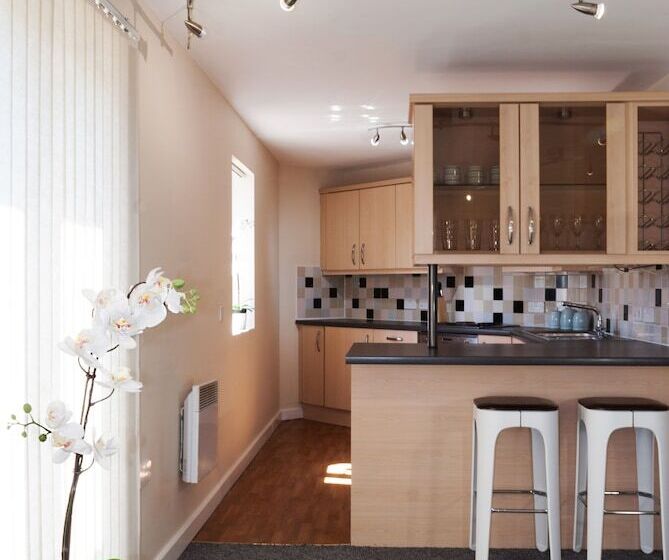 Chestnut Court 2 Bed Apartment Free Parking Wiifi Smart Tv