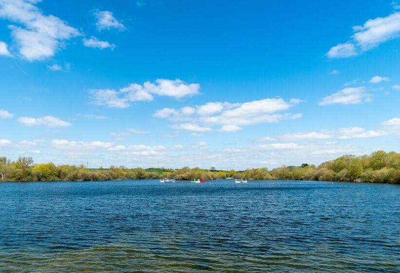 Chestnut Court 2 Bed Apartment Free Parking Wiifi Smart Tv