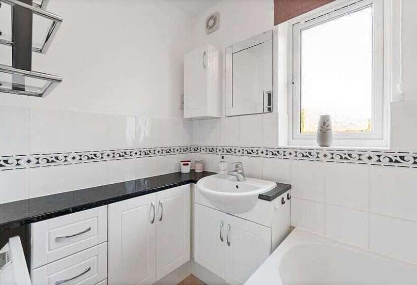 Chestnut Court 2 Bed Apartment Free Parking Wiifi Smart Tv