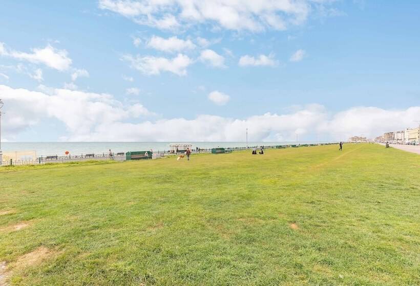 Deco Seafront | By My Getaways