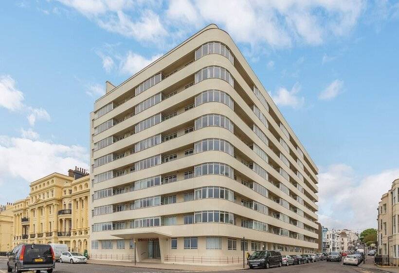 Deco Seafront | By My Getaways