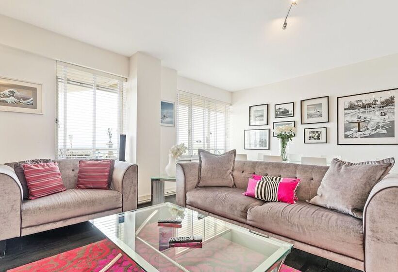 Deco Seafront | By My Getaways