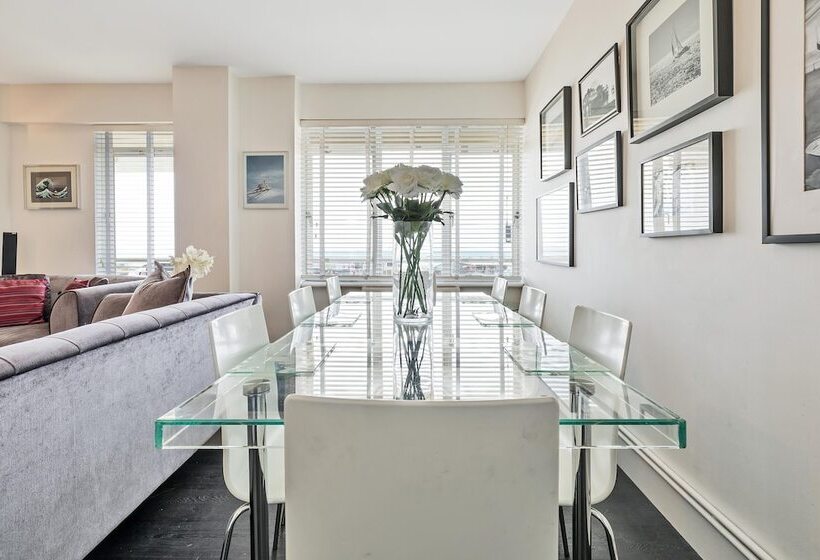 Deco Seafront | By My Getaways