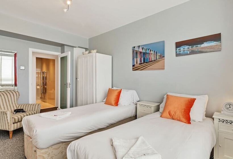 Deco Seafront | By My Getaways