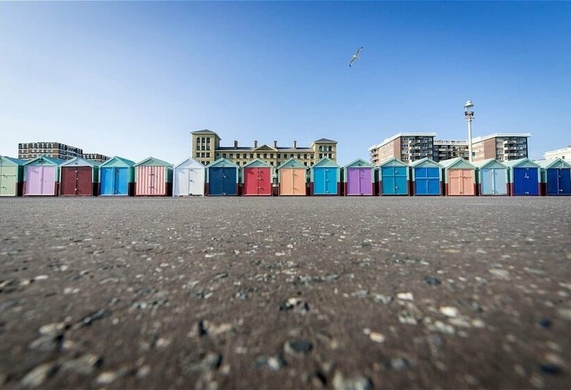 Gorgeous 2 Bedroom Apt By The Beach And Town