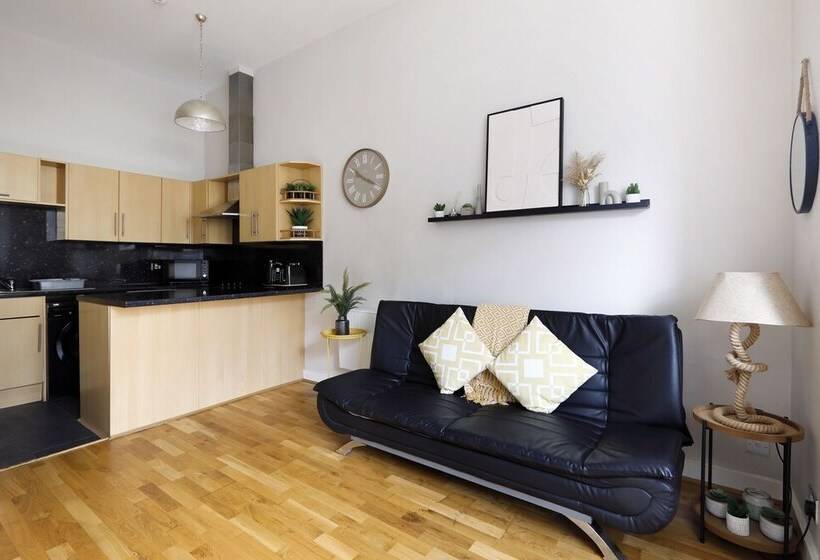 Gorgeous 2 Bedroom Apt By The Beach And Town