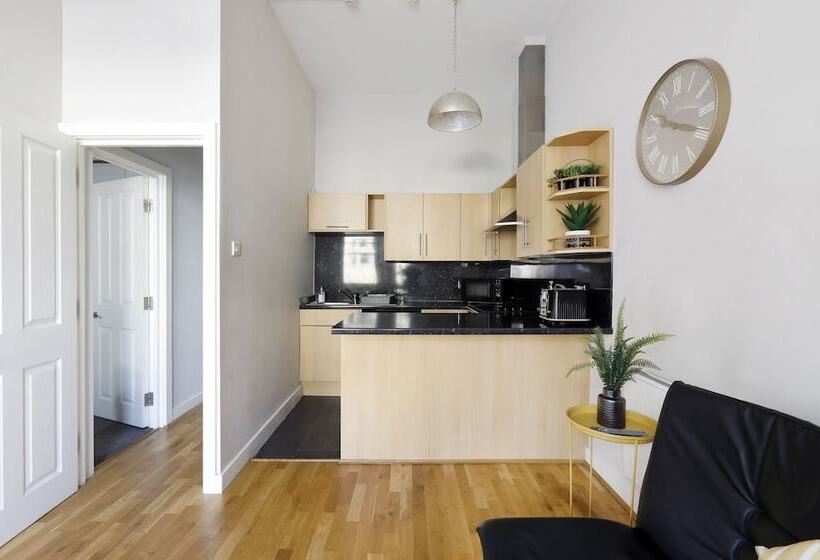 Gorgeous 2 Bedroom Apt By The Beach And Town