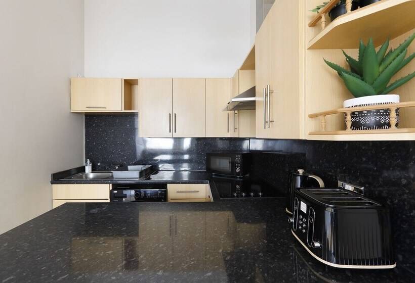 Gorgeous 2 Bedroom Apt By The Beach And Town