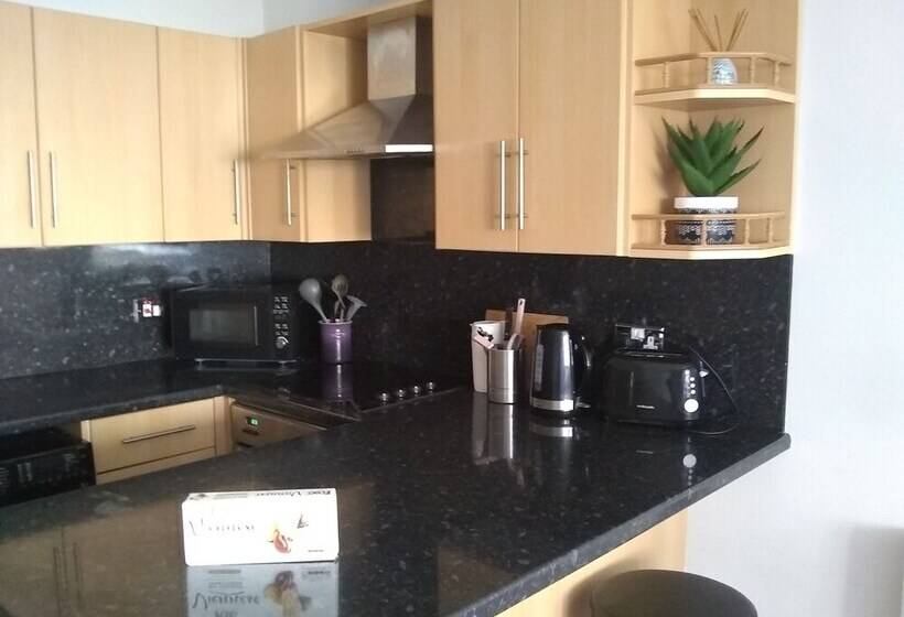 Gorgeous 2 Bedroom Apt By The Beach And Town