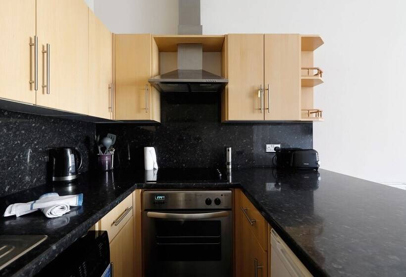 Gorgeous 2 Bedroom Apt By The Beach And Town