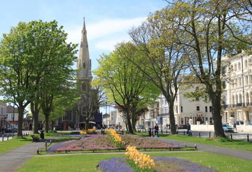 Gorgeous 2 Bedroom Apt By The Beach And Town